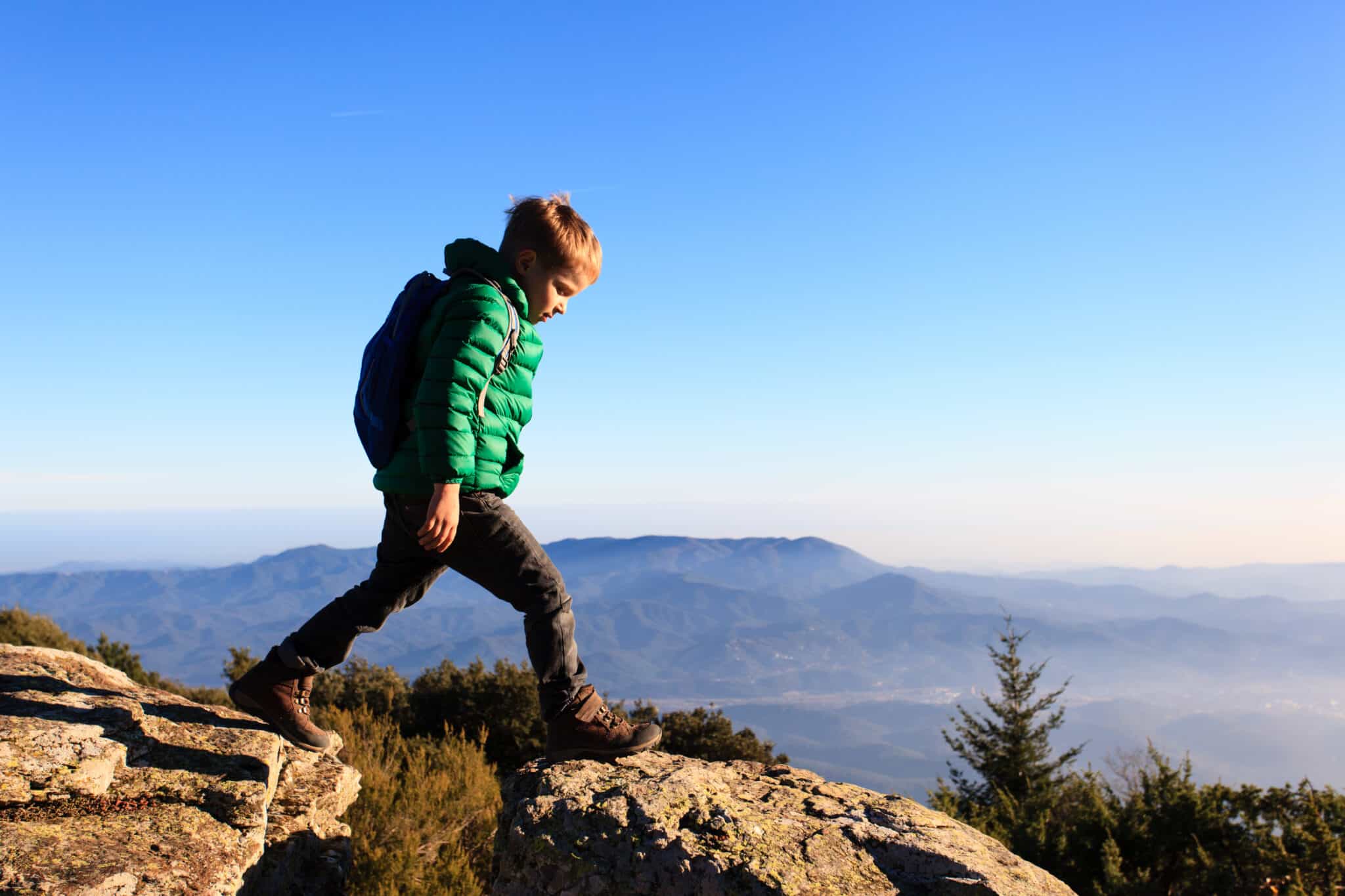 Ставить ребенка на гор. Hiking Kids. Mountain boy. Фото горы и малыш. Mauntin and boy.