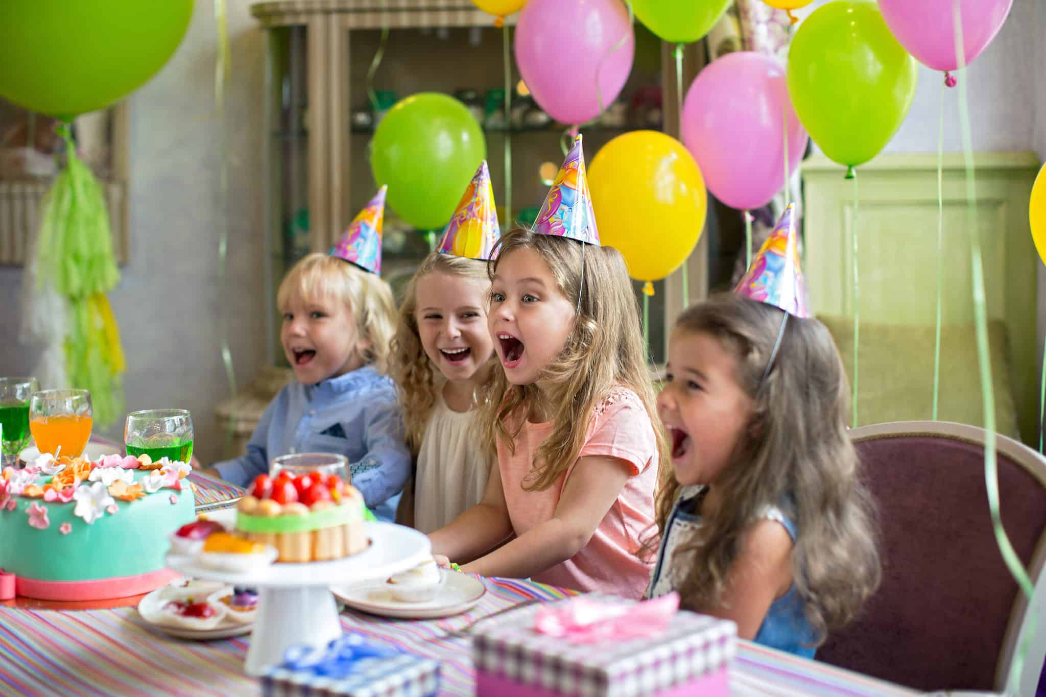 Birthday parties in england. Детский день рождения. Радостные дети день рождения. Детский день рождения фотосессия. Детский праздник в кафе.