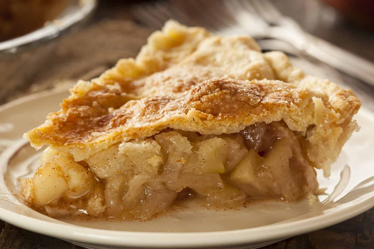 Cobbler vs. Pie: Two Differences & How to Bake Each