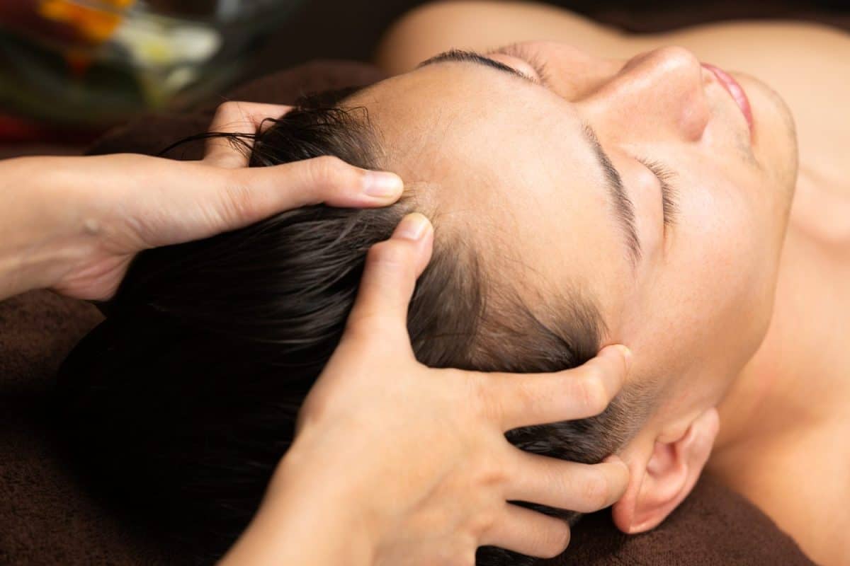 Men are having a head massage. Ways to make your hair grow.