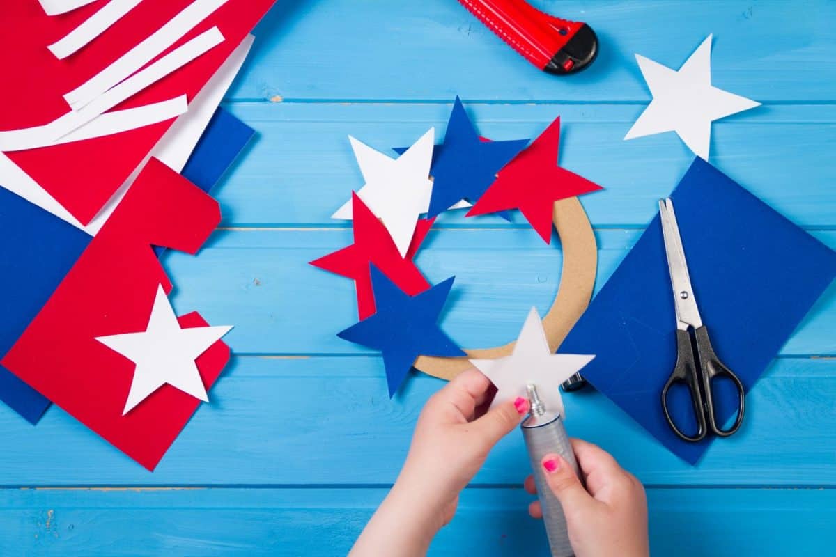 Creating paper wreath with red, white and blue stars for July 4th. Step by step.