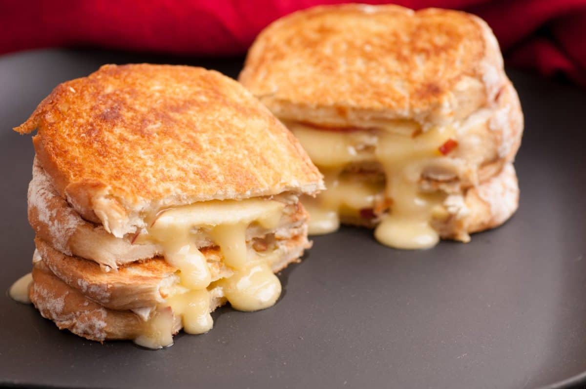 grilled cheese sandwiches with apple and brie, take out style