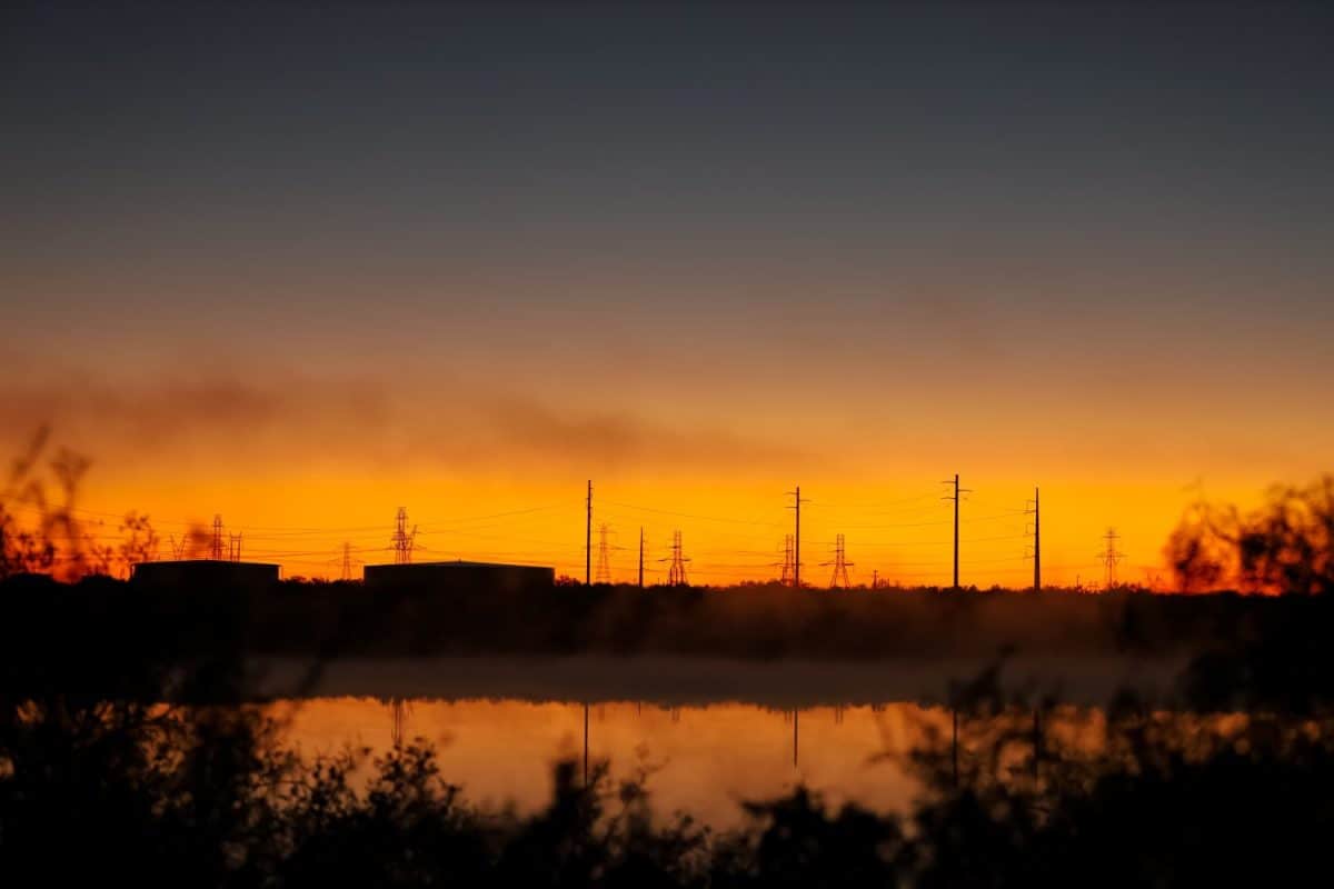 Electrical transmission lines at sunset, Lake Colorado City State Park, Morgan Creek Power Plant, Colorado City, Texas, USA. Land of Kiikaapoi, Jumanos, Ndé Kónitsąąíí Gokíyaa (Lipan Apache), Nʉmʉnʉʉ