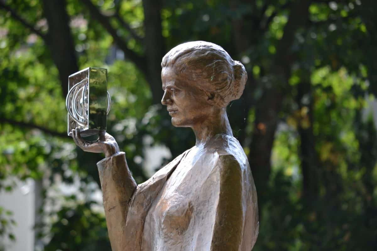 A statue of Marie Curie in Warsaw