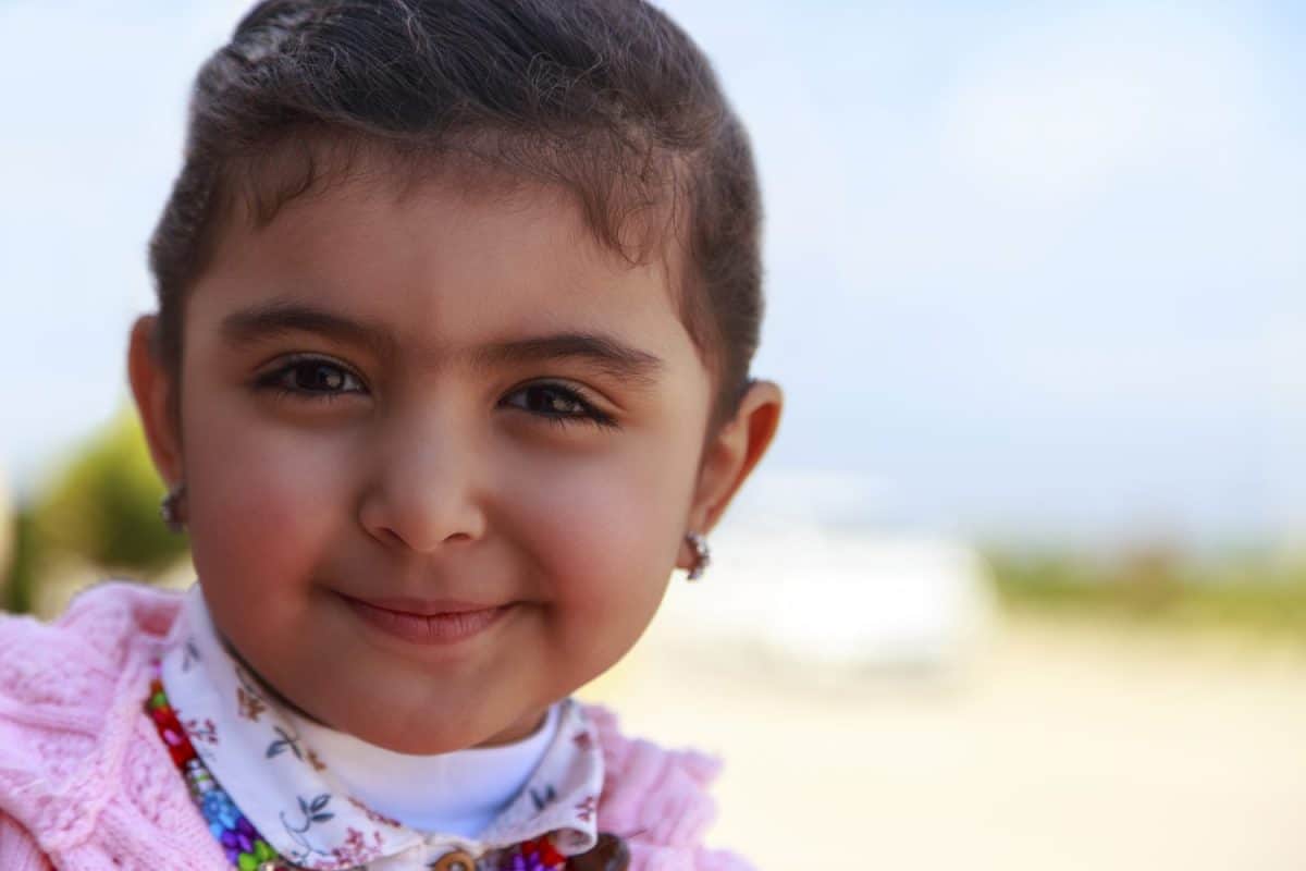 Little girl smile with blurry background.