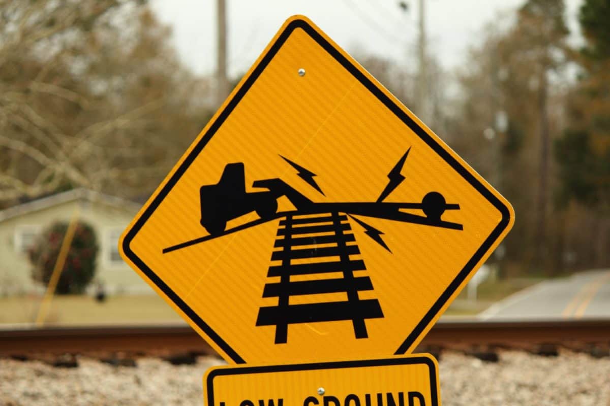 LOW GROUND CLEARANCE SIGN