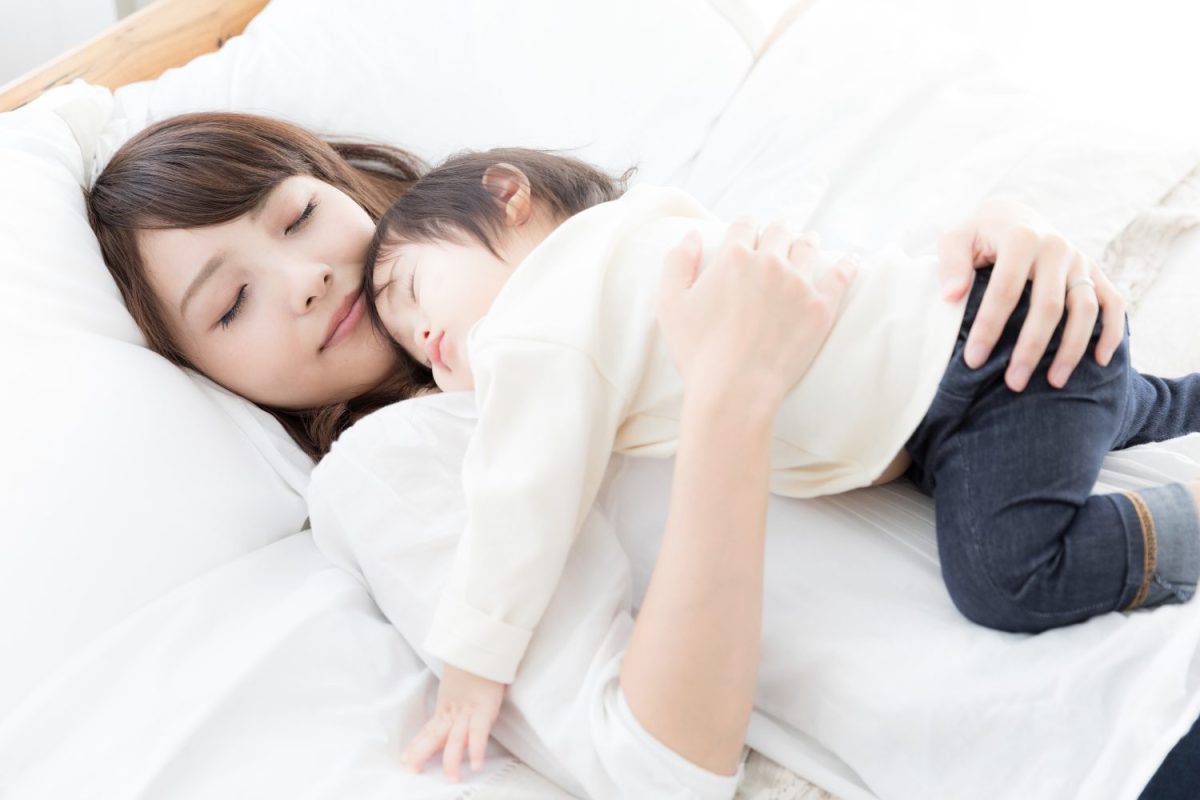 portrait of asian mother and baby on tthe bed. Are These Japanese Parenting Tactics Better Than How Americans Raise Children?